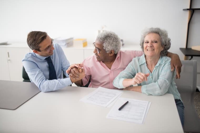 Asesor conversando con clientes sobre una evaluación de crédito
