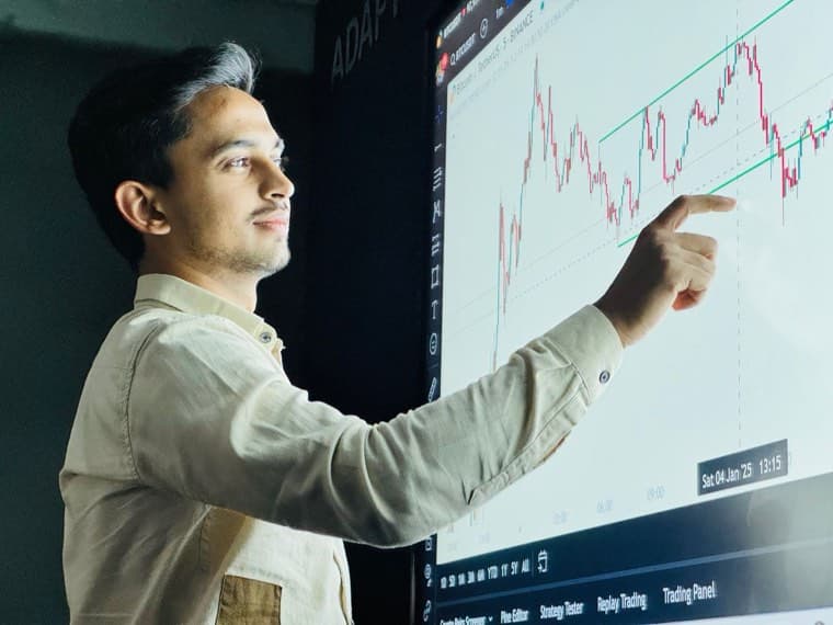 Persona analizando datos de inversión en un computador